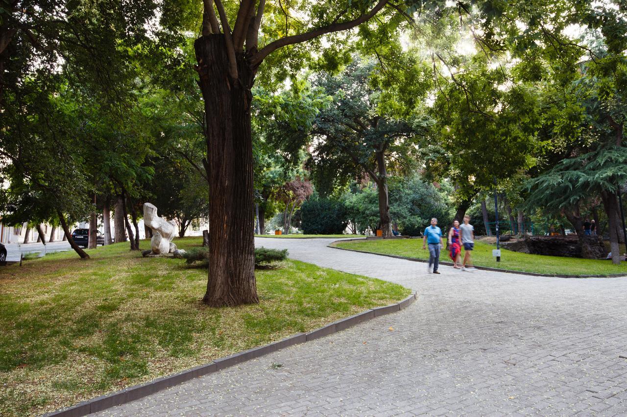 Garden Side Tbilisi Hotel ภายนอก รูปภาพ